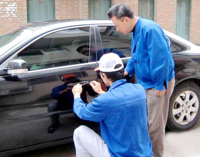宣汉汽车钥匙丢在车里面怎么办?